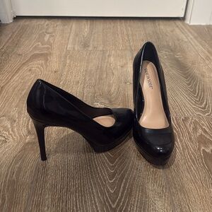 Black patent leather Women's Pumps- never worn outside the house